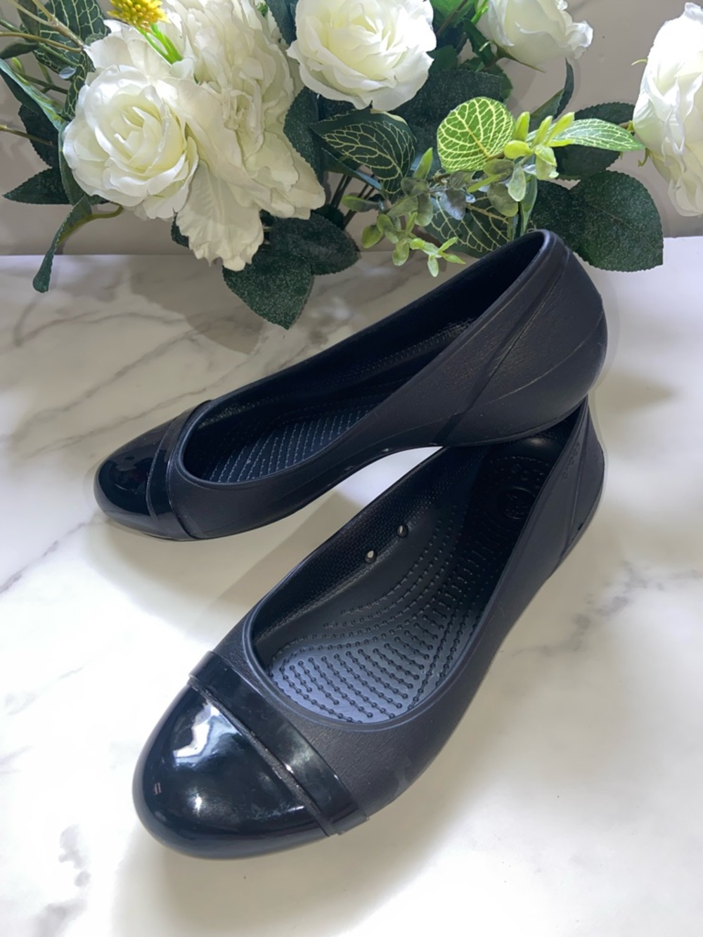 CROCS Gianna Women's Black Slip-On Ballet Flats with Glossy Cap Toe Size 7